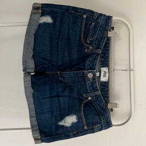 Paige Jimmy women’s short Dark wash, distressed, size 28